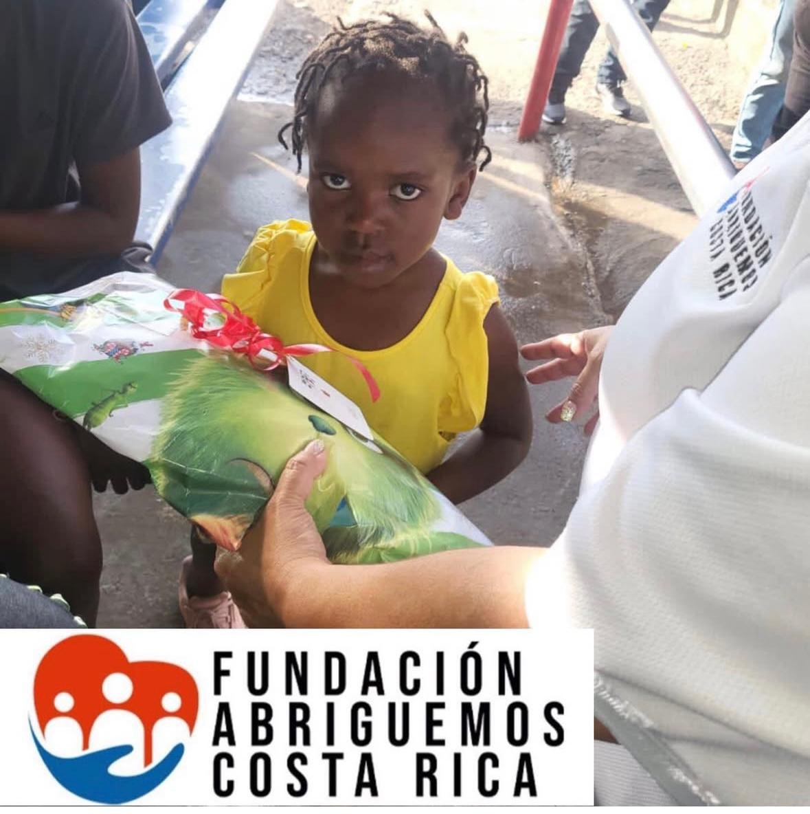 Equipo de la Fundación Abriguemos en labor social